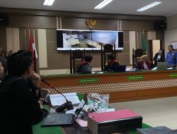 CCTV Toko Bangunan depan TKP Pembunuhan Sekeluarga Indramayu Diputar di Sidang, Priyo: “Itu Saya Beli Rokok Disuruh Ririn”