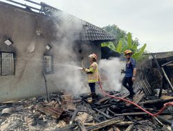Dua Rumah di Lajer Indramayu Ludes Terbakar Karena Korsleting Listrik, Kerugian Ditaksir Capai Rp 400 Juta