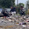 Pengendara Motor Terjatuh Akibat Jalan Licin Dipenuhi Sampah Pampers di Jembatan Kamal Indramayu