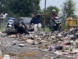 Pengendara Motor Terjatuh Akibat Jalan Licin Dipenuhi Sampah Pampers di Jembatan Kamal Indramayu