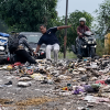 Tumpukan Sampah yang Menggunung Hingga Buat Pemotor Jatuh di Jembatan Kamal Indramayu Dipastikan Ilegal