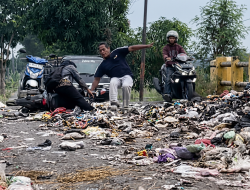 Tumpukan Sampah yang Menggunung Hingga Buat Pemotor Jatuh di Jembatan Kamal Indramayu Dipastikan Ilegal