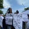 Tolak Drama Terdakwa, Ratusan Warga Demo di PN Indramayu Tuntut Pembunuh Satu Keluarga Paoman Dihukum Mati