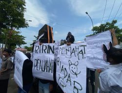 Tolak Drama Terdakwa, Ratusan Warga Demo di PN Indramayu Tuntut Pembunuh Satu Keluarga Paoman Dihukum Mati