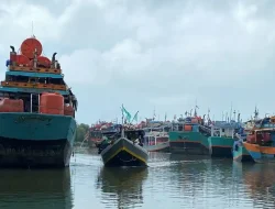 Ratusan Kapal di Karangsong Indramayu Tak Bisa Melaut Imbas BBM Solar Non Subsidi Mahal