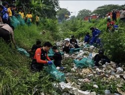 Viral Aksi Bupati Indramayu Lucky Hakim Nyemplung ke Sungai Angkut Sampah, Ini Kata Lucky