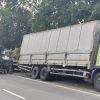 Truk Wingbox Muat Tepung 25 Ton Ambles di Pantura Jatibarang, Tiga Mobil Derek Dikerahkan