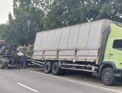 Truk Wingbox Muat Tepung 25 Ton Ambles di Pantura Jatibarang, Tiga Mobil Derek Dikerahkan