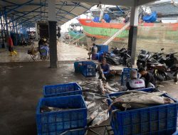 Aktivitas di TPI Karangsong Indramayu Kini Bergantung Hanya Pada Kapal-kapal yang Saat Ini Belum Pulang ke Darat