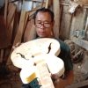 Dari Bengkel Sederhana di Indramayu, Inilah Kisah Wartono yang Pernah Membuatkan Gitar untuk Para Musisi Terkenal