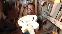 Dari Bengkel Sederhana di Indramayu, Inilah Kisah Wartono yang Pernah Membuatkan Gitar untuk Para Musisi Terkenal