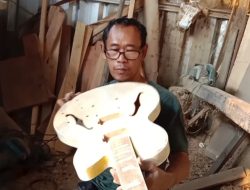 Dari Bengkel Sederhana di Indramayu, Inilah Kisah Wartono yang Pernah Membuatkan Gitar untuk Para Musisi Terkenal