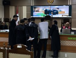 Ririn Gelagapan Saat Jaksa Tunjukkan Jurnal Berjudul ‘Pelaku Hilangkan Barang Bukti’ di Sidang Pembunuhan 1 Keluarga