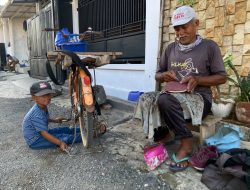 Nyesek! Perjuangan Seorang Ayah Rela Bawa Putra Kecilnya Keliling Naik Sepeda Cari Pelanggan Sol Sepatu Karena Sang Ibu Telah Tiada