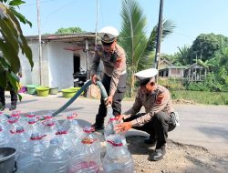 Antisipasi Kekeringan di Indramayu: Polisi Salurkan Air Bersih ke 4 Desa, BPBD Siap Siaga