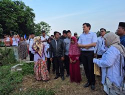 Bupati Indramayu Lucky Hakim Salurkan Dana Zakat Bantu Nenek yang Tinggal di Samping Kandang Kambing Punya Rumah yang Layak