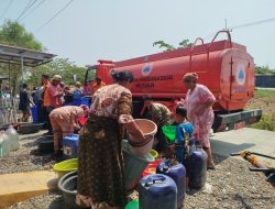 Dampak Kekeringan, Warga Desa Tanjakan Indramayu Alami Krisis Air Bersih