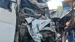 Truk Trailer Oleng Hantam Bengkel Tambal Ban di Pantura Indramayu, 4 Orang Terluka