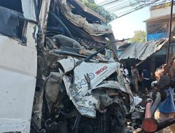 Truk Trailer Oleng Hantam Bengkel Tambal Ban di Pantura Indramayu, 4 Orang Terluka