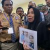 Sambil Peluk Foto Anaknya, Ibu Korban Menangis Haru Usai Priyo Divonis Seumur Hidup