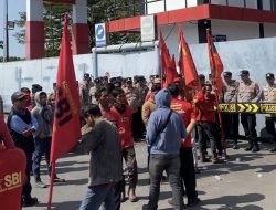 Buntut Upah yang Tiba-tiba Turun Drastis, Pekerja Demo di Pertamina Balongan
