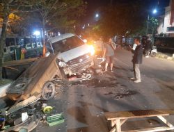 Remaja 16 Tahun Bawa Mobil, Tabrak 2 Motor dan Warung Angkringan di Indramayu, 1 Orang Luka Berat