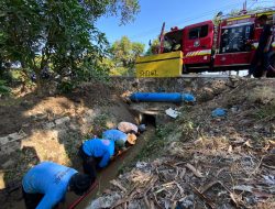 Damkar Indramayu Respons Panggilan Darurat Petani Hingga Masuk Gorong-gorong Demi Atasi Saluran Macet Penyebab Kekeringan