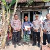 Polisi Datangi Rumah-Rumah Warga Kurang Mampu Bawa Sembako untuk Ringankan Beban di Patrol Indramayu