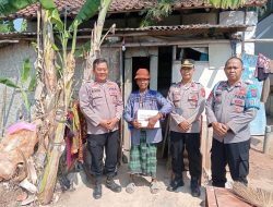 Polisi Datangi Rumah-Rumah Warga Kurang Mampu Bawa Sembako untuk Ringankan Beban di Patrol Indramayu