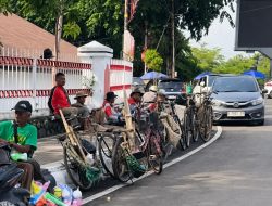 Kisah Para Abang Pengkian di Indramayu, Tawarkan Jasa Kerja Serabutan Demi Mengais Rezeki di Usia Senja
