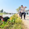 Polisi dan Warga Bersihkan Eceng Gondok di Sungai Kalen Pasir Indramayu