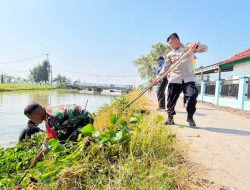 Polisi dan Warga Bersihkan Eceng Gondok di Sungai Kalen Pasir Indramayu