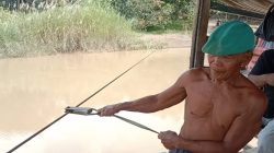 20 Tahun Tarik Perahu Tambangan, Tarno Kakek 70 Tahun Tuna Wicara Ini Tak Pernah Lelah