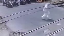 Viral Wanita Tertabrak Kereta Bandara di Jakbar gegara Pakai Headset