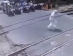 Viral Wanita Tertabrak Kereta Bandara di Jakbar gegara Pakai Headset