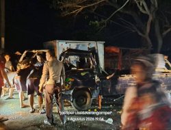Pikap Boks Tabrak Motor Lalu Adu Banteng di Karangampel, 4 Orang Terluka