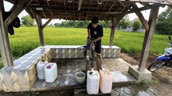 Kemarau Panjang di Majalengka, Warga Tempuh 1,5 Km ke Desa Tetangga Demi Air Bersih