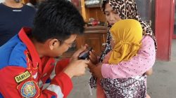 Jari Balita 1,5 Tahun Tersangkut Spion Motor, Ortu Panik Datangi Damkar Indramayu
