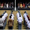 Sisi Lain Peringatan Kemerdekaan di Indonesia, Rakyat Berdiri Ditengah Terik Matahari, Sedangkan Pejabatnya di Tenda yang Teduh