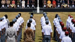 Sisi Lain Peringatan Kemerdekaan di Indonesia, Rakyat Berdiri Ditengah Terik Matahari, Sedangkan Pejabatnya di Tenda yang Teduh