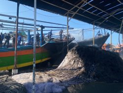 3 Kapal Nelayan Terbakar di Pelabuhan Karangsong Indramayu, Pajero, 2 Motor, 5 Jaring hingga Warung Ikut Hangus