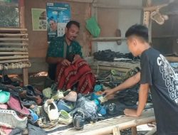 Pak Herri Tukang Sol Sepatu di Pelosok Desa Indramayu yang Sukses Antarkan Anaknya Jadi Seorang Guru