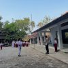 Polisi Jadi Pembina Upacara di SD Bayt Tamyiz Indramayu, Siswa Diingatkan Soal Bahaya Bullying