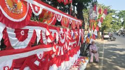 Kisah Para Pedagang Bendera Merah Putih Mengadu Nasib di Pinggir Jalan Indramayu Jelang 17 Agustus