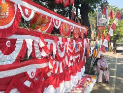 Kisah Para Pedagang Bendera Merah Putih Mengadu Nasib di Pinggir Jalan Indramayu Jelang 17 Agustus