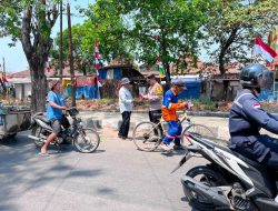 Jelang HUT RI ke-81, Polisi di Indramayu Bagi-bagi Bendera Merah Putih ke Pengendara