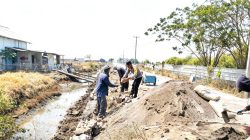 Bahu-membahu Warga Bersama Aparat Perbaiki Saluran Air di Luwung Gesik Indramayu