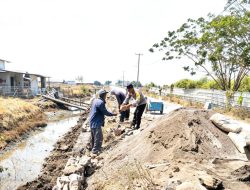 Bahu-membahu Warga Bersama Aparat Perbaiki Saluran Air di Luwung Gesik Indramayu