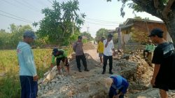 Warga, Pemdes dan Bhabinkamtibmas Gotong Royong Perbaiki Jembatan Rusak di Rancamulya Indramayu