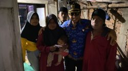 Haru 7 Orang Satu Keluarga yang Huni Rumah Berlantai Tanah di Indramayu, Kini Dapat Bantuan Bedah Rumah dari Menteri